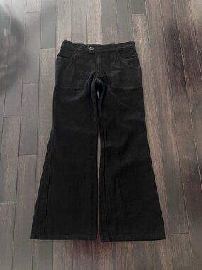 Woman’s low-rise flare denim jeans in black